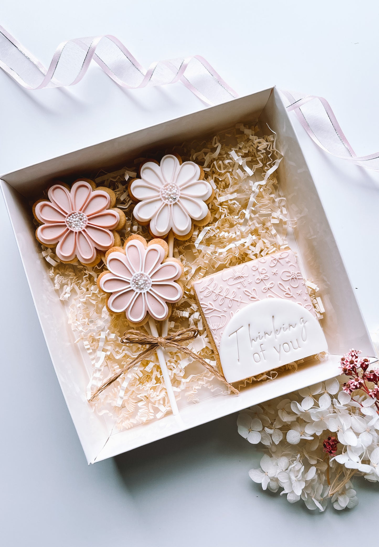 PETITE FLOWER COOKIE POPS